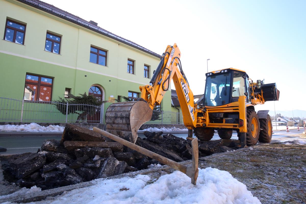 Moderna črna pipa s tekočo vodo