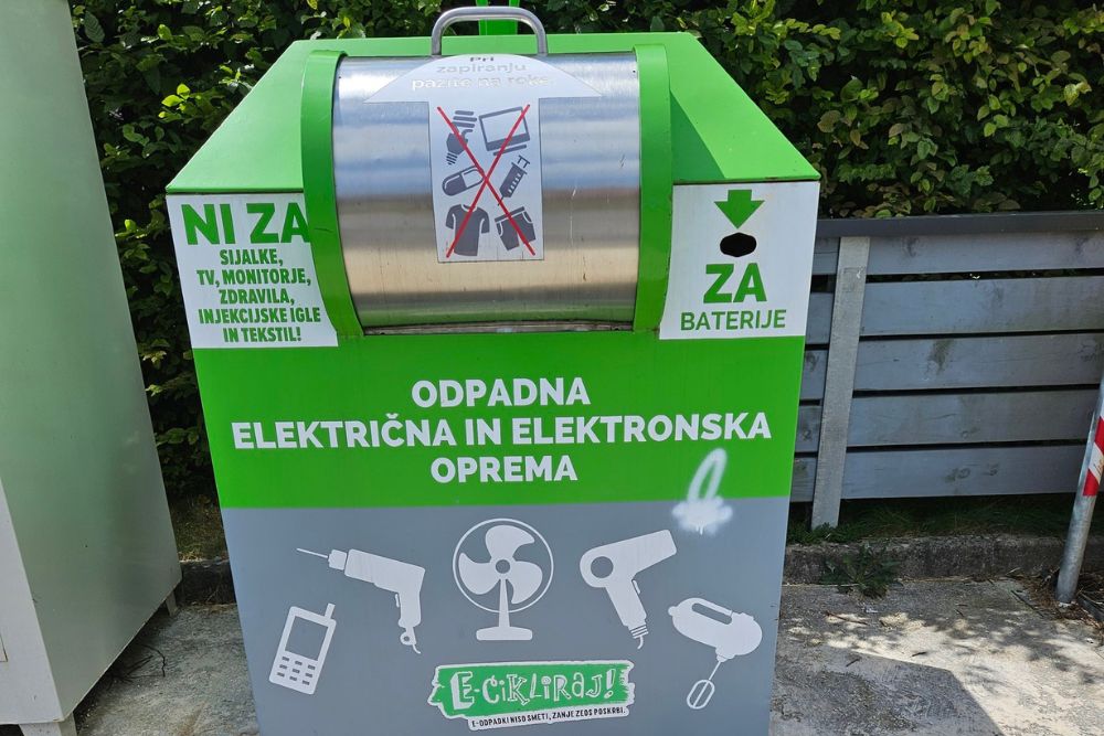 Polnjenje kozarca z vodo iz pipe